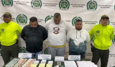 Los tres capturados por la Policía. 