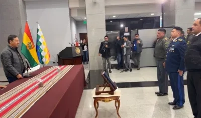 El Presidente de Bolivia, Luis Arce, luego de posesionar a la nueva cúpula militar