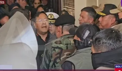 El presidente de Bolivia, Luis Arce, habla con el comandante general del Ejército boliviano, Juan José Zúñiga, luego de ingresar a la sede del Gobierno