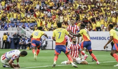 Luis Díaz (7) de espalda, en una acción de juego