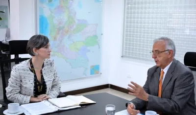 Ana Janaina Nelson y el ministro de Defensa, Iván Velásquez.