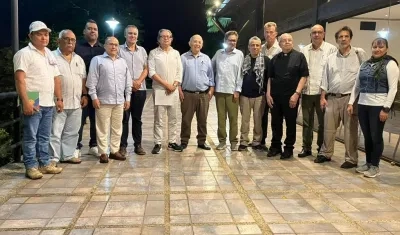 Otty Patiño e 'Iván Márquez' con sus grupos de trabajo.