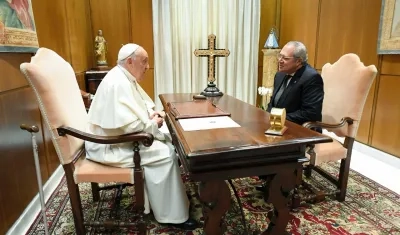 Papa Francisco y el presidente del Congreso, Iván Name.