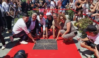 'Ronaldinho' y el presidente del FC Barcelona, Joan Laporta, y sus familiares, junto a las estrellas que ya tienen en Barcelona