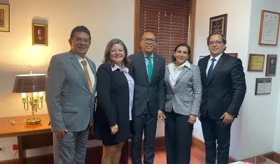 Gustavo Held Molina, presidente del Colegio de Jueces y Fiscales del Atlántico; Gerson Cheverra Castro, presidente de la Corte Suprema, y miembros de la Federación Nacional de Colegios de Jueces y Fiscales.