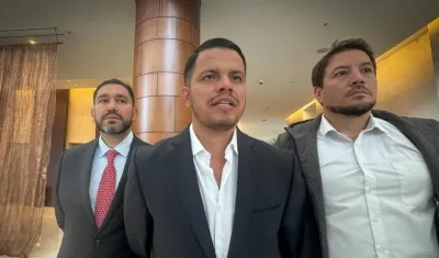 Sneyder Pinilla acompañado de sus abogados defensores.