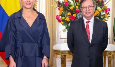 Verónica Alcocer y Gustavo Petro.