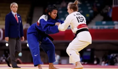 Luz Adiela Álvarez (izquierda) durante un combate en los Juegos Olímpicos de Tokio. 