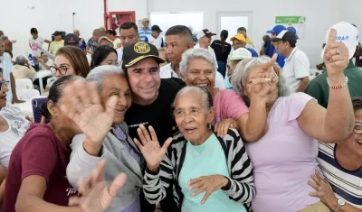 El alcalde Alejandro Char posa con abuelos del centro de vida del barrio El Santuario