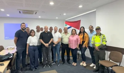 Participantes en la reunión con Libardo García, gerente del Área Metropolitana. 