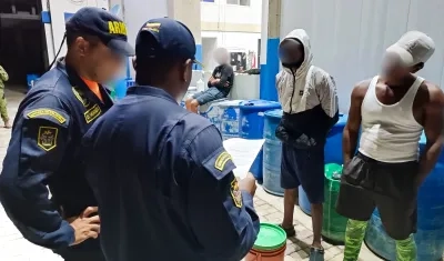 La Armada en la verificación de las identidades de los 32 migrantes rescatados de alta mar