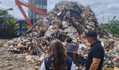 Dina Luz Pardo y José Luis Romero en la trampa del arroyo León.