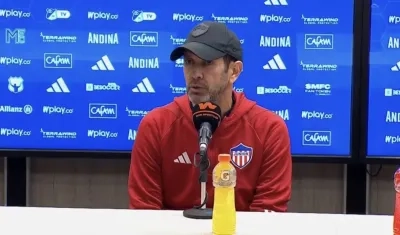 El técnico de Junior, Arturo Reyes, en la rueda de prensa tras la derrota 2-0 ante Millonarios. 