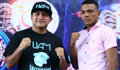 Román 'Chocolatito' González y Robert Barrera durante un encuentro promocional de su pelea. 