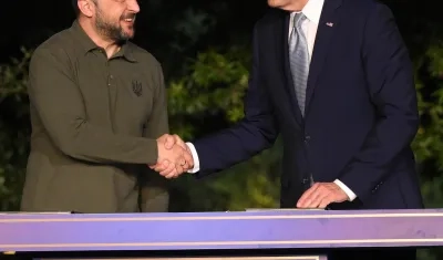 El presidente de EE.UU., Joe Biden, se saluda con su colega de Ucrania, Volodímir Zelenski, en el G-7