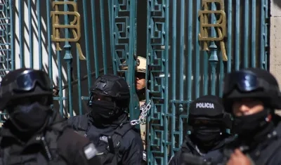 Policías custodian el Palacio de Gobierno este jueves, en La Paz, Bolivia