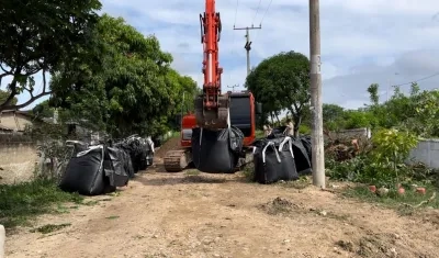 Instalan bolsas de arena en urbanización La Fe.