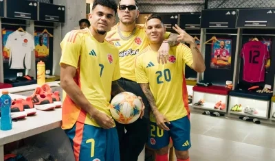 Luis Díaz y Juan Fernando Quintero con el cantante Ryan Castro. 