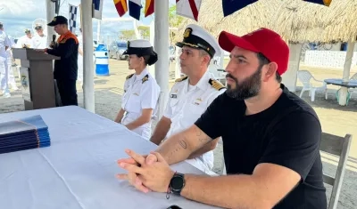 La Teniente de Fragata Kelly Puente, el Capitán de Navío Jesús Zambrano y el Subsecretario de Turismo de la Gobernación, Jaime Alfaro