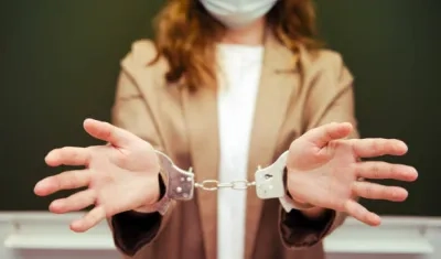 Capturan a mujer por causar lesión a su novio.