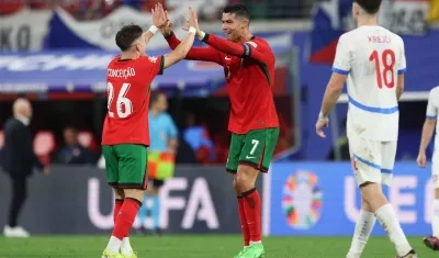 Cristiano Ronaldo felicita a Francisco Conçeicao, autor del gol de la victoria de Portugal.