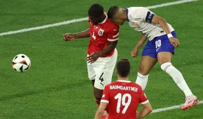 Acción en la que Kylian Mbappé se rompió la nariz, lo cual le obligó a salir de la cancha. 