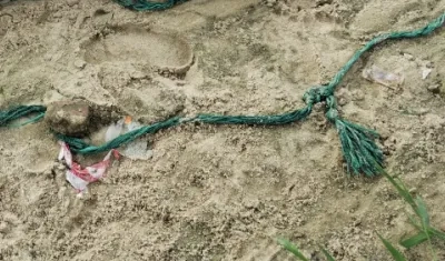  El hombre tenía una cuerda atada a sus tobillos, registraba golpes en la cabeza y el rostro. 