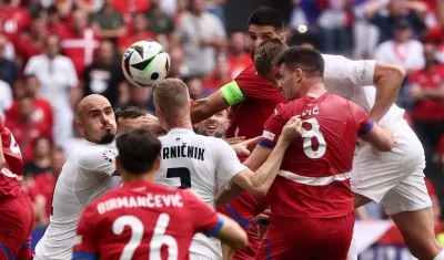 Luka Jovic (8) cabecea hacia el pórtico esloveno para marcar el gol del empate de Serbia.  