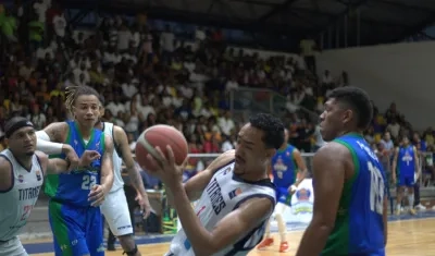 Juan Cárdenas, de Titanes, se apodera de la pelota durante el juego contra Cimarrones. 