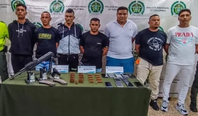 Los hombres cuando fueron capturados por la Policía. 