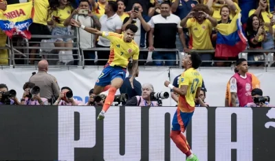 Luis Díaz celebra tras marcar, de pena máxima, el primero de Colombia.