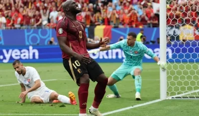 Romelu Lukaku se lamenta tras fallar una opción de gol frente el pórtico de Eslovaquia.