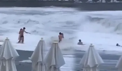 Mujer junto a su novio en el mar Negro.