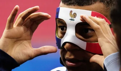 Mbappé con la máscara con los colores de la bandera de Francia.