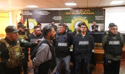 Varios policías escoltan a algunos de los militares capturados este jueves en Bolivia