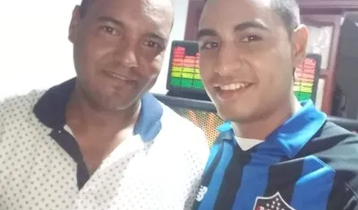 La víctima Jean David con su padre, el periodista Joaquín Montalvo. 