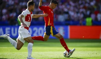 Álvaro Morata se alista para rematar y marcar de zurda el primer gol de España. 