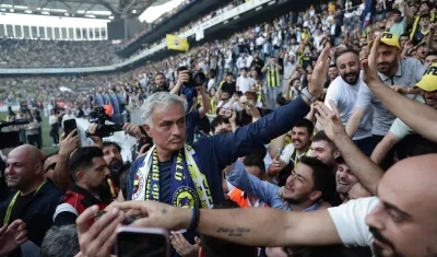 José Mourinho recibió la ovación de los seguidores del Fenerbahçe. 