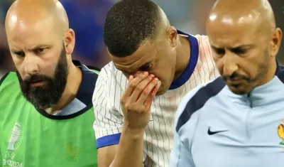 Kylian Mbappé abandona la cancha tras romperse la nariz en el juego contra Austria. 