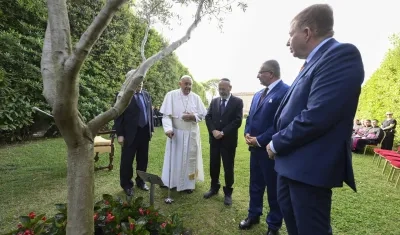 El Papa en los jardines vaticanos en donde hace diez años se abrazaron entre el entonces presidente israelí Shimon Peres y el palestino Mahmud Abás