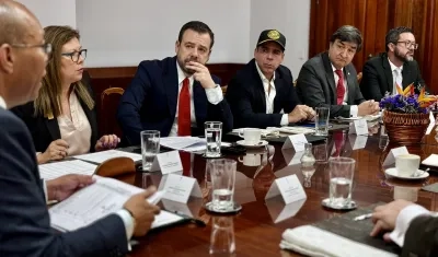 Alejandro Char y Carlos Fernando Galán con el presidente de la Corte Suprema, Gerson Chaverra, y la Fiscal General, Luz Adriana Camargo