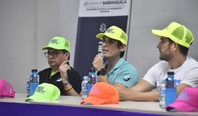 Kevin Toro (centro), director de la carrera durante el lanzamiento en el estadio Édgar Rentería. 