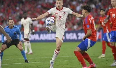 Wílmar Roldán en plena acción durante el partido entre Canadá y Chile. 