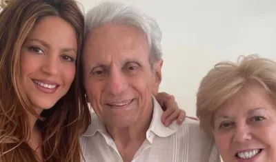 Shakira junto a sus papás.