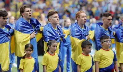 Jugadores de la selección ucraniana en los actos protocolarios previos al partido contra Rumania. 