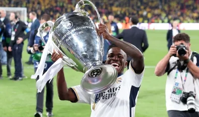 Vinicius Junior con el trofeo de la Liga de Campeones que ganó con el Real Madrid.