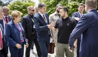 El presidente Vladimir Zelensky saluda a los Jefes de Estado y delegados de la cumbre que terminó en Suecia