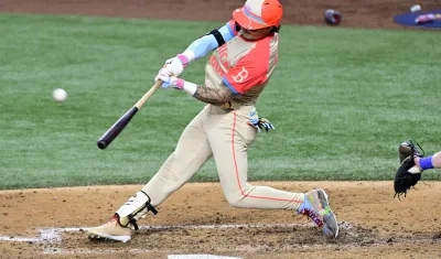 Jarren Durán conecta el jonrón de dos carreras que le dio la victoria a la Liga Americana sobre la Nacional.