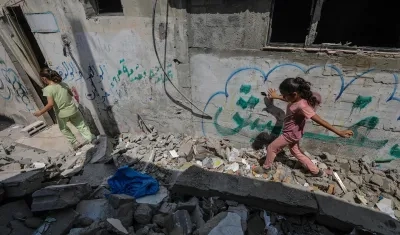 Destrozos provocados por el ataque israelí en el campo de refugiados de Nusairat.