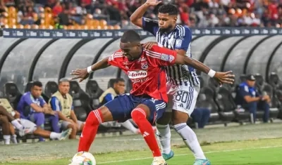 Jimer Fory protege la pelota ante la presión de Roberto Hinojoza. 